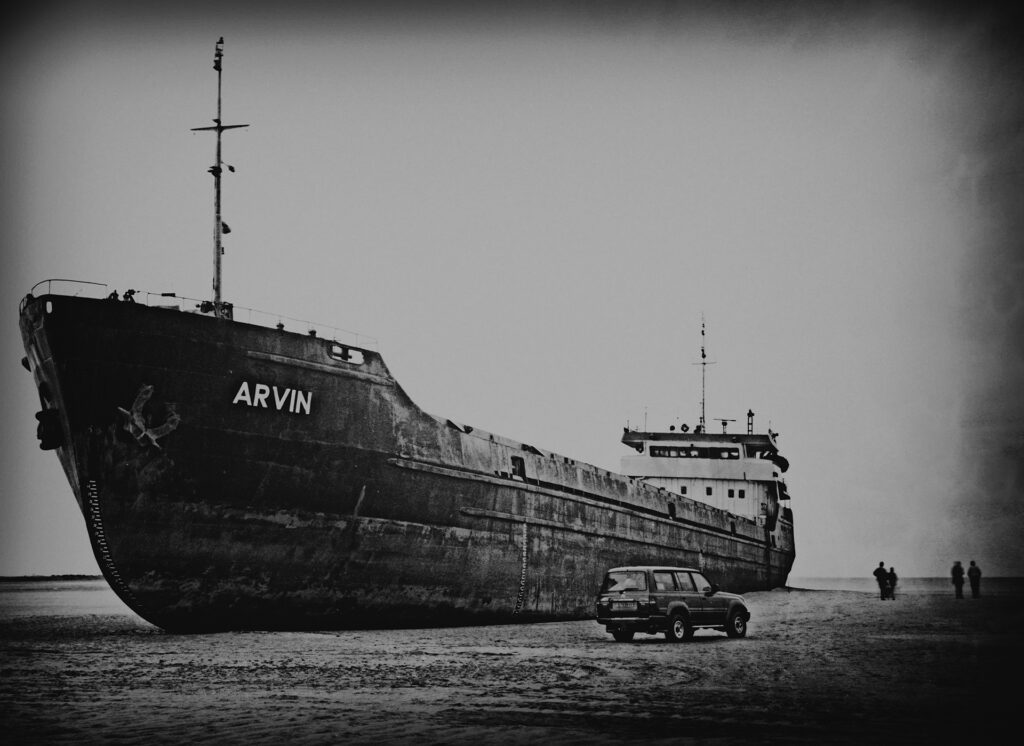 Cargo Arvin échoué sur la plage de La Franqui en 1999, photographie de David Samblanet