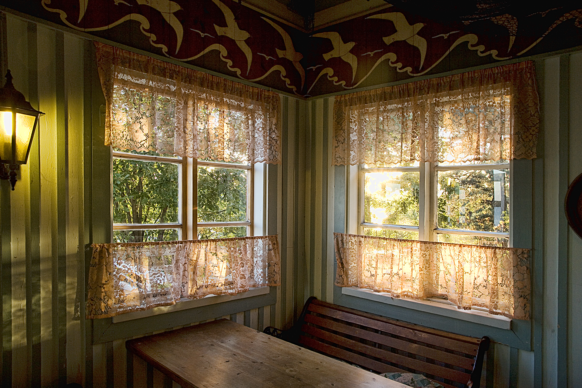 Intérieur d’une maison en Finlande, lumière du jour filtrée par des rideaux en dentelle, 2011, photographie de David Samblanet